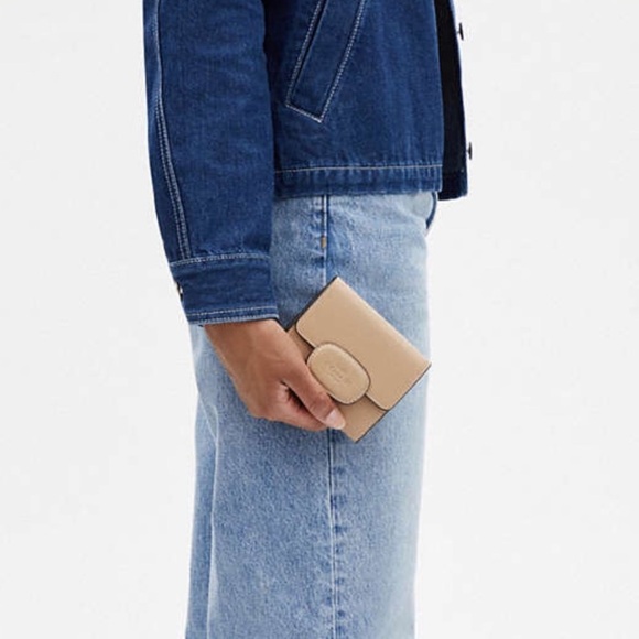 Coach Eliza Small Tan Leather Wallet NWOT - Picture 5 of 10